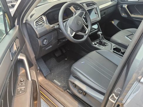 Used 2023 Volkswagen Tiguan SE FWD image 5