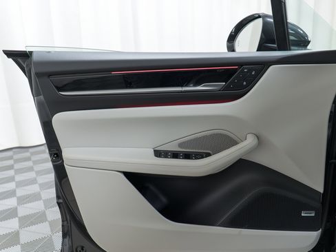 New 2026 Porsche Macan 4 Electric image 14