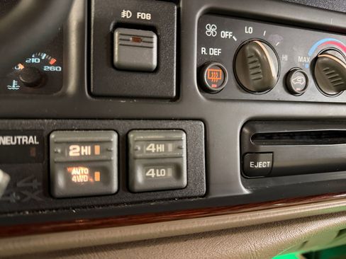 Used 2000 Cadillac Escalade 4WD image 32