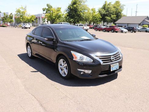 Used 2015 Nissan Altima 2.5 SV w/ Convenience Package FWD image 3