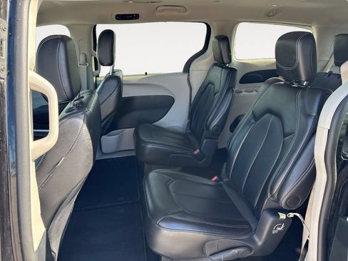 Used 2024 Chrysler Pacifica Touring-L FWD image 29
