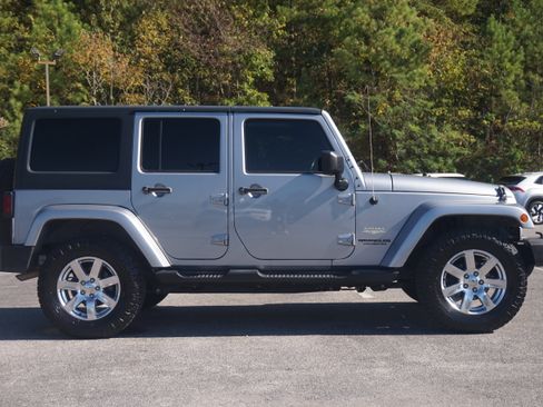 Used 2013 Jeep Wrangler Unlimited Sahara w/ Connectivity Group image 10