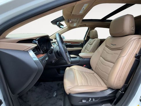 Used 2018 Cadillac XT5 Platinum AWD/4WD image 11