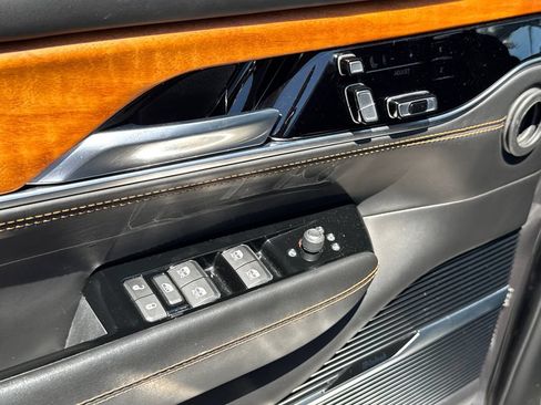 Used 2022 Jeep Grand Wagoneer Series III AWD/4WD image 30
