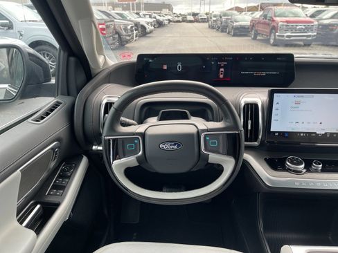 Used 2025 Ford Expedition Platinum w/ Driver's Package AWD/4WD image 16