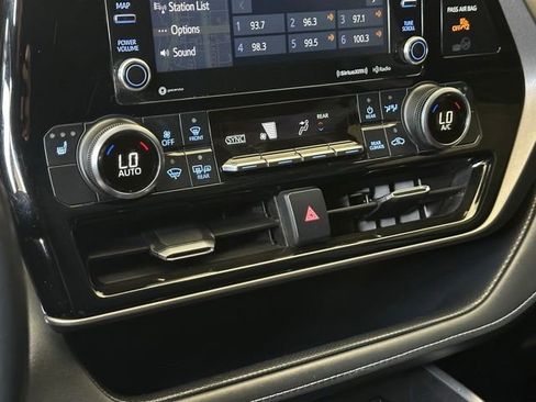 Used 2022 Toyota Highlander XLE AWD/4WD image 25