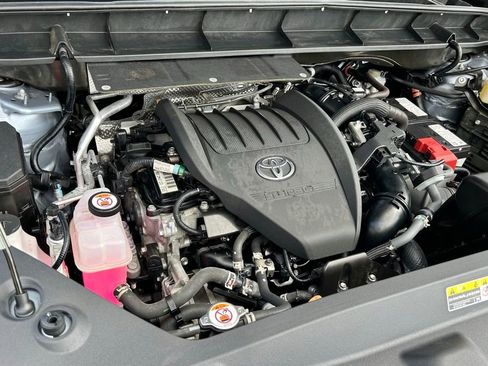 Certified 2024 Toyota Highlander XLE image 28