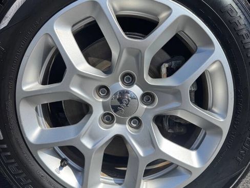 Used 2015 Jeep Renegade Latitude w/ Popular Equipment Group image 10