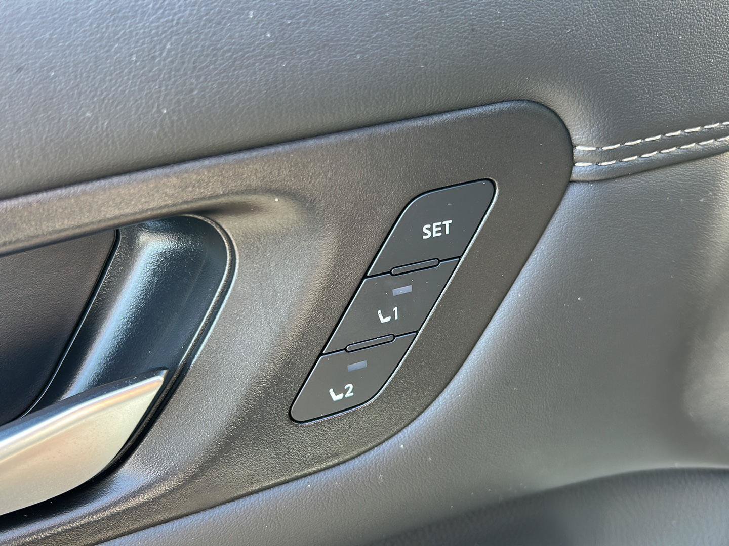 Used 2025 Nissan Pathfinder Platinum AWD/4WD image 16