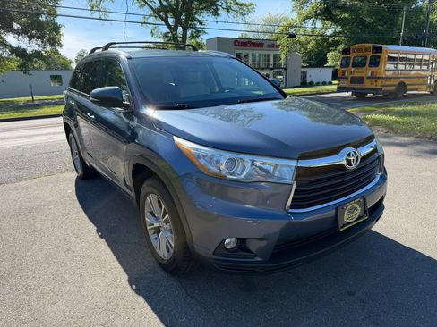 Used 2015 Toyota Highlander XLE FWD image 3