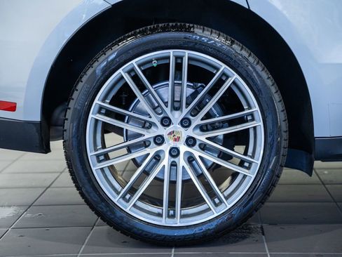 Used 2022 Porsche Macan AWD/4WD image 16