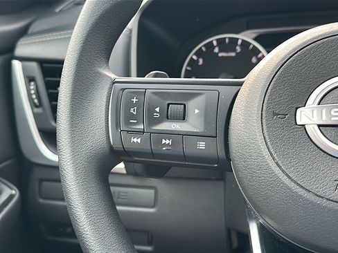 Used 2024 Nissan Rogue S image 29