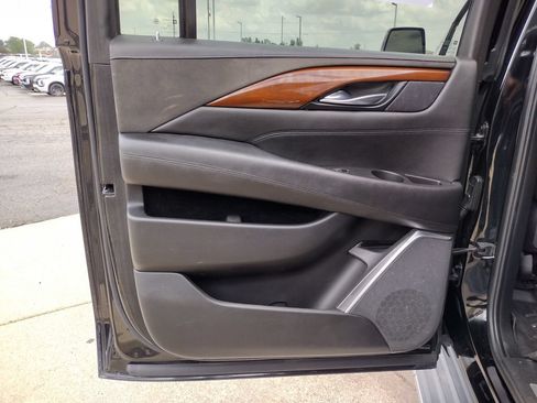 Used 2019 Cadillac Escalade ESV Luxury AWD/4WD image 23