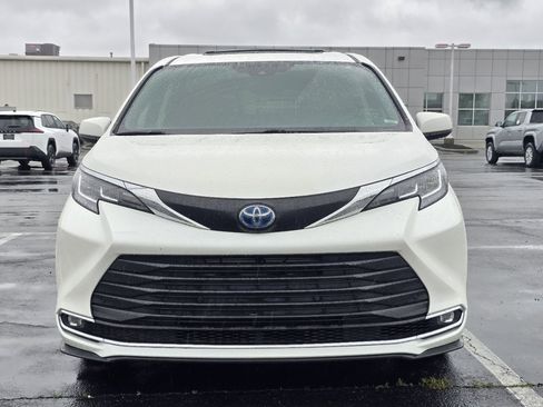 Used 2021 Toyota Sienna XLE w/ XLE Plus Package AWD/4WD image 2