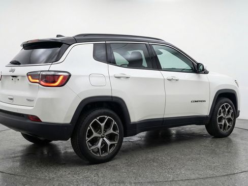 Used 2025 Jeep Compass Limited image 9