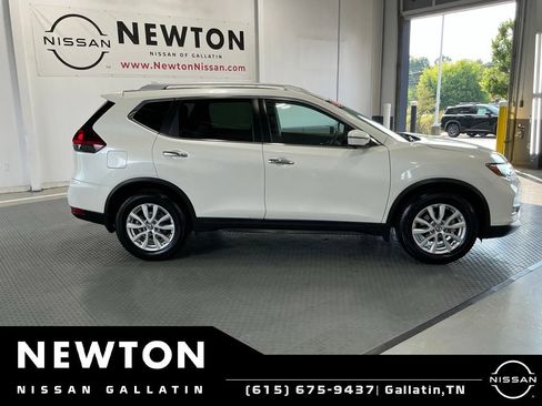 Used 2018 Nissan Rogue SV w/ Premium Package FWD image 4