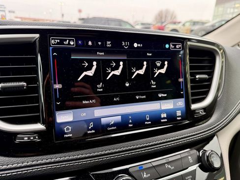 Used 2024 Chrysler Pacifica Select image 25