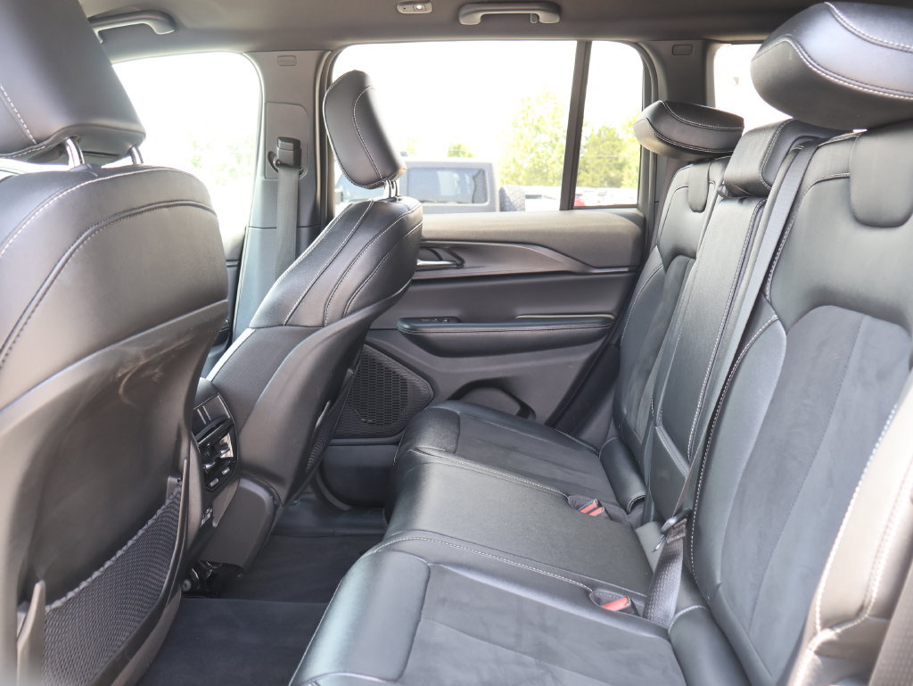 Used 2024 Jeep Grand Cherokee Altitude AWD/4WD image 17
