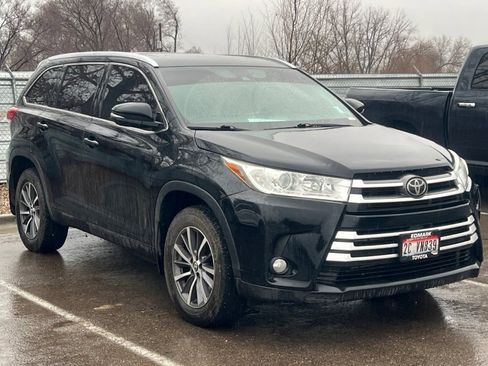 Used 2018 Toyota Highlander XLE image 2