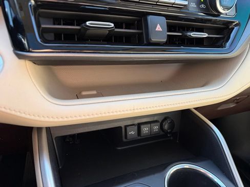 Used 2021 Toyota Highlander XLE FWD image 19