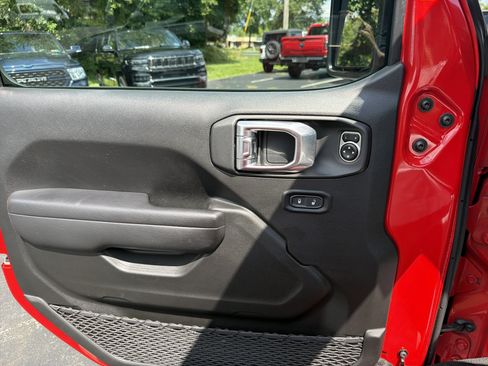 Certified 2024 Jeep Wrangler Unlimited w/ Convenience Group AWD/4WD image 38