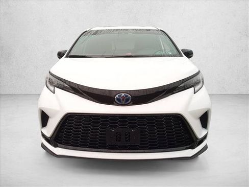 Used 2025 Toyota Sienna XSE w/ XSE Premium Package FWD image 2