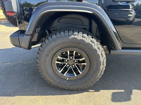 New 2025 Jeep Wrangler Unlimited Rubicon w/ XTREMEE 35" Tire Package image 17