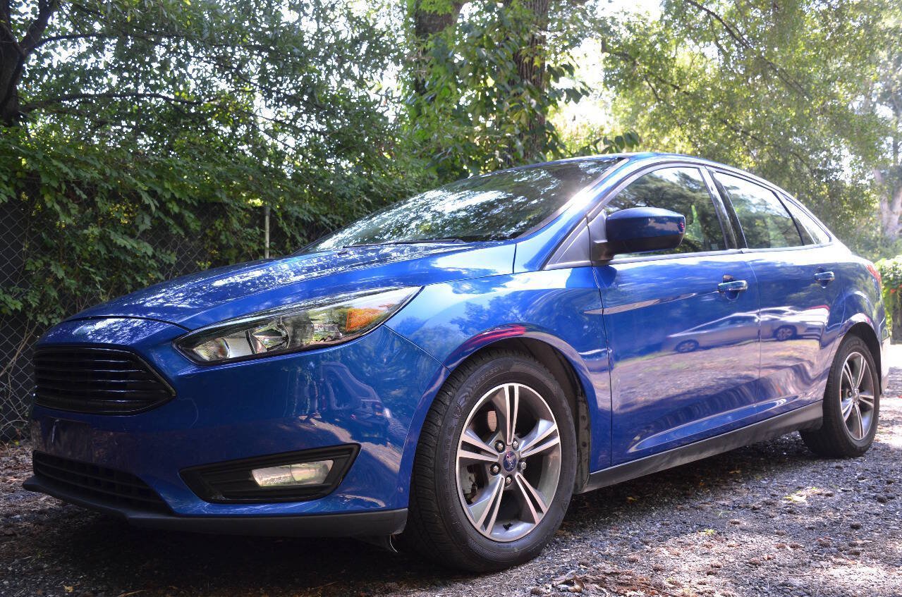 Used 2018 Ford Focus SE w/ SE Appearance Package FWD image 2