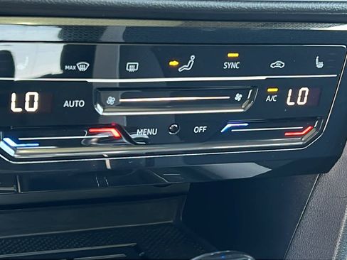 Used 2025 Volkswagen Taos SE w/ Panoramic Sunroof Package image 14