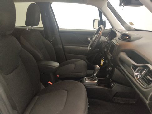 Used 2020 Jeep Renegade Altitude FWD image 21