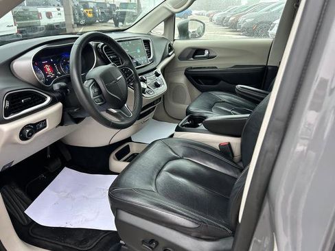 Certified 2022 Chrysler Pacifica Touring-L image 8