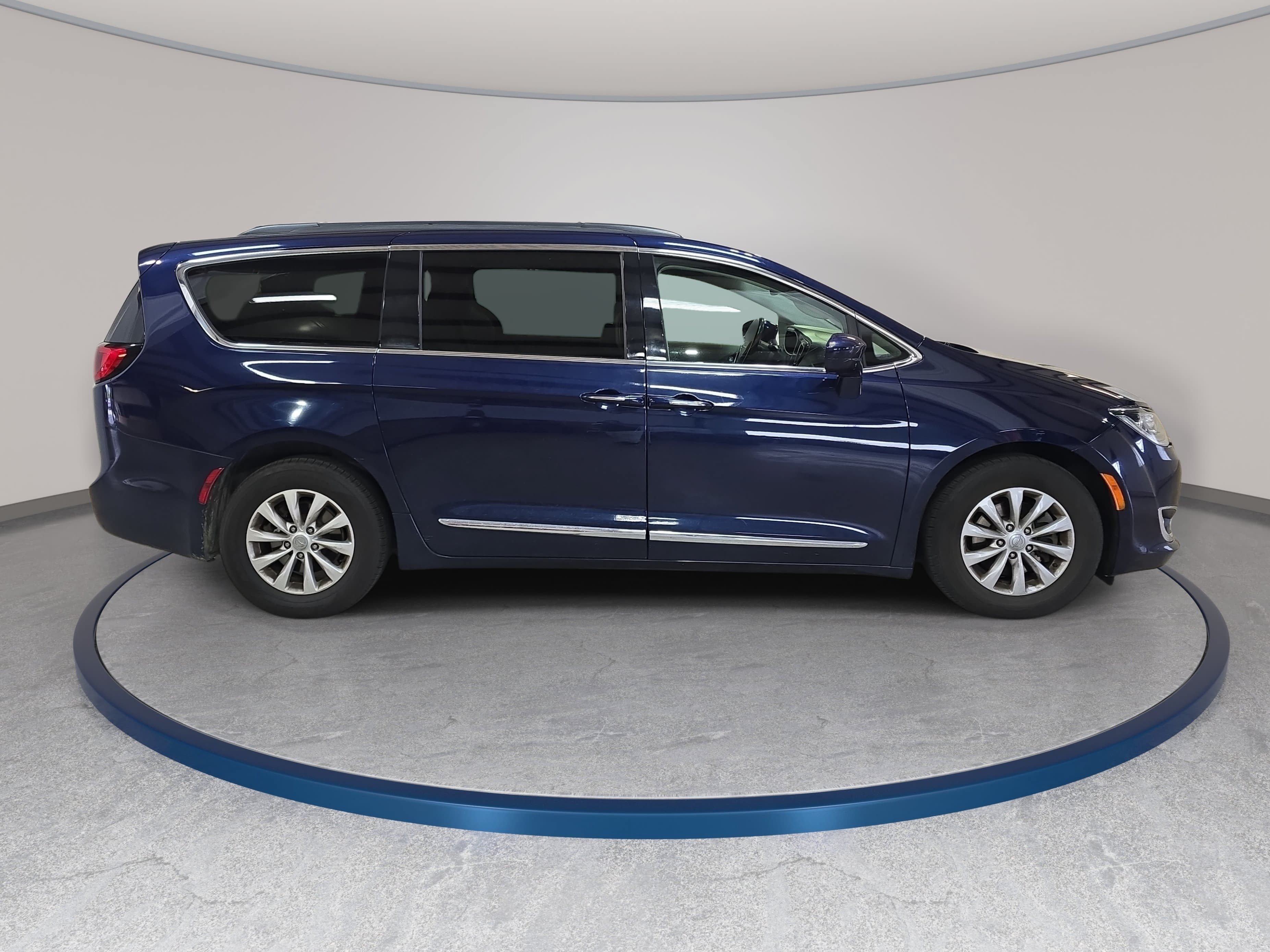 Used 2017 Chrysler Pacifica Touring-L FWD image 5