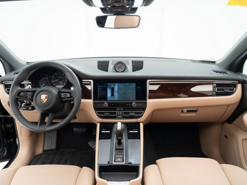 Used 2025 Porsche Macan image 18