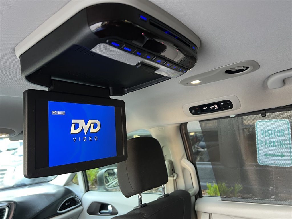 Used 2018 Chrysler Pacifica Touring Plus w/ Tire & Wheel Group FWD image 13