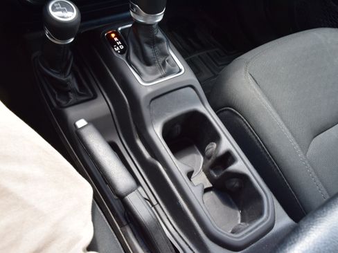 Used 2022 Jeep Wrangler Sport AWD/4WD image 7