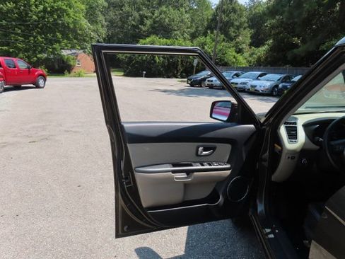 Used 2013 Kia Soul ! w/ Premium Pkg FWD image 15