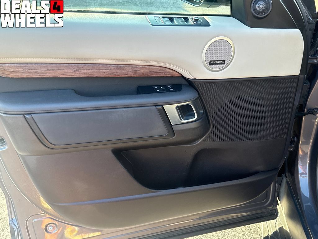 Used 2017 Land Rover Discovery HSE AWD/4WD image 10
