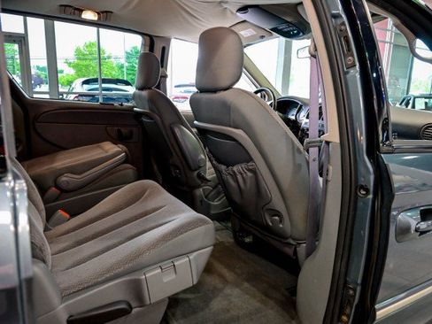 Used 2006 Chrysler Town & Country Touring FWD image 22