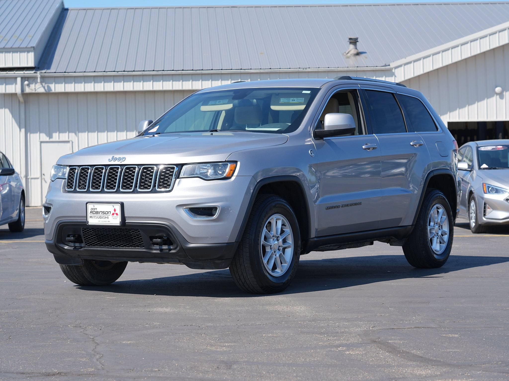 Used 2019 Jeep Grand Cherokee Laredo AWD/4WD image 8