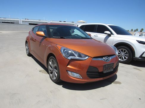 Used 2017 Hyundai Veloster FWD image 2