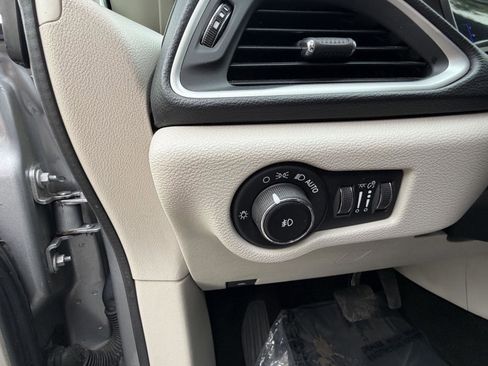 Used 2018 Chrysler Pacifica Touring-L FWD image 13