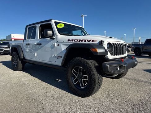 Used 2025 Jeep Gladiator Mojave w/ Convenience Group AWD/4WD image 8
