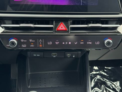 Used 2025 Kia Niro EX FWD image 25