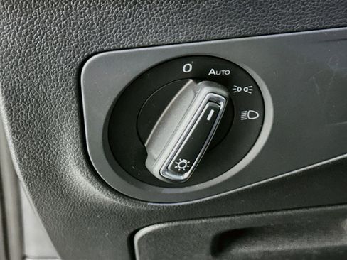 Used 2023 Volkswagen Tiguan SE w/ Panoramic Sunroof Package FWD image 17
