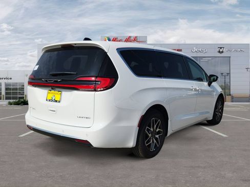 New 2027 Chrysler Pacifica Limited FWD image 5