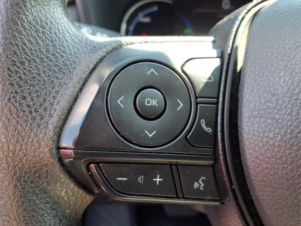 Used 2025 Toyota RAV4 XLE AWD/4WD image 19