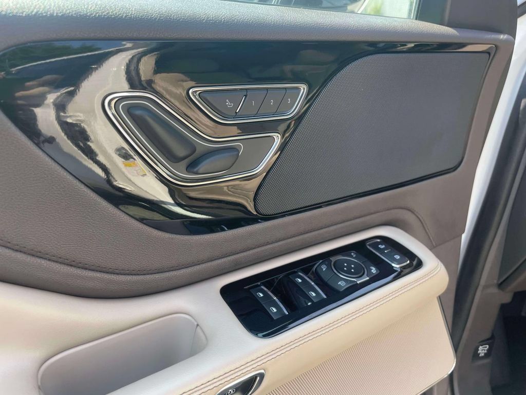 Used 2022 Lincoln Aviator AWD w/ Premium Package image 17