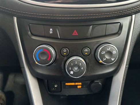 Used 2020 Chevrolet Trax LT w/ LT Convenience Package FWD image 17