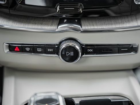 Used 2023 Volvo XC60 B5 Ultimate w/ Climate Package image 23
