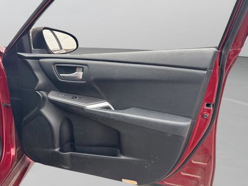 Used 2016 Toyota Camry SE w/ Moonroof Package image 34